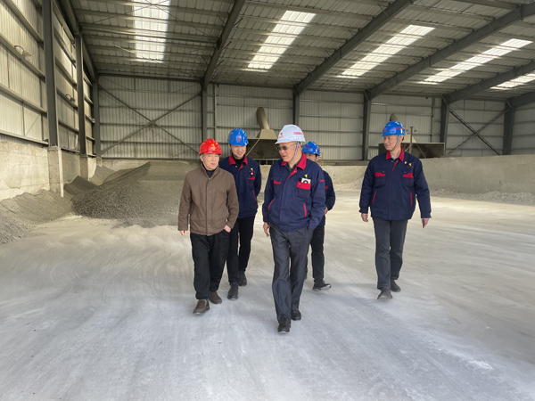 股份公司黨委委員、副總經(jīng)理劉道昆到建材公司調(diào)研