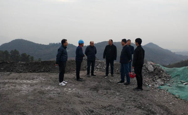 集團公司黨委副書記、總經(jīng)理龔華東到矸石項目部視察 