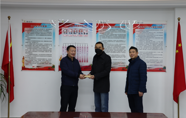 集團(tuán)公司黨委委員、副總經(jīng)理胡新付到公司走訪慰問